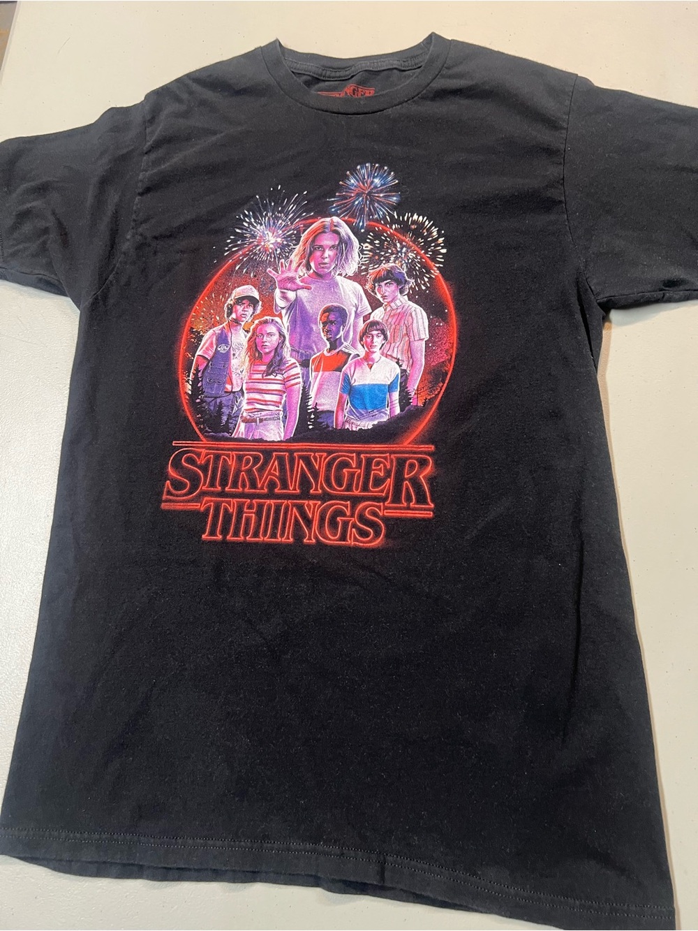 Stranger Things Netflix Black Graphic T-Shirt Men’s Medium Fireworks Cast Tee